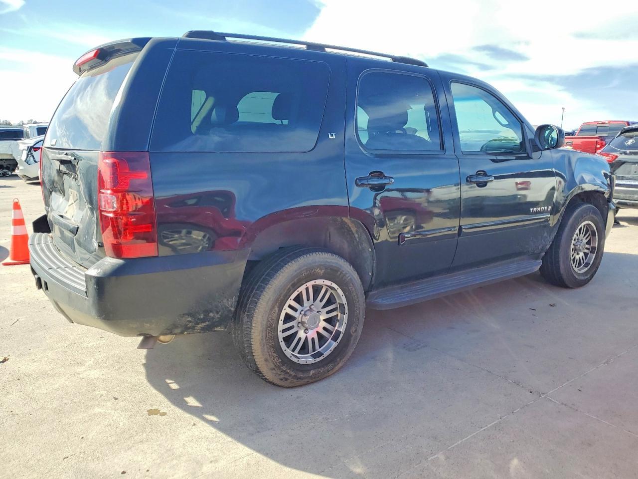 2007 Chevrolet Tahoe C1500 - Image 3