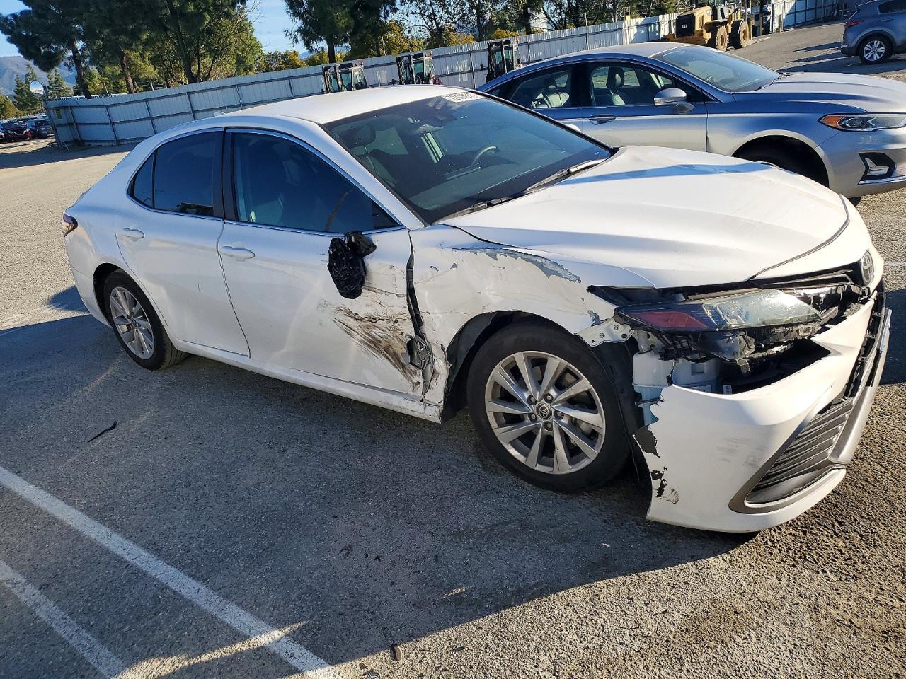 2021 Toyota Camry Le - Фото 4
