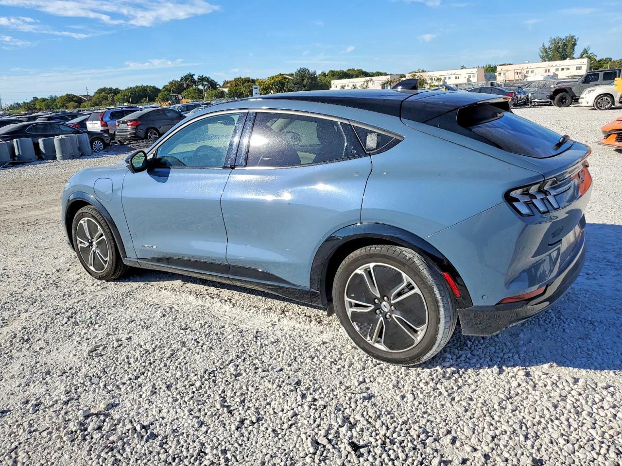 2023 Ford Mustang Mach-E Premium - Фото 2