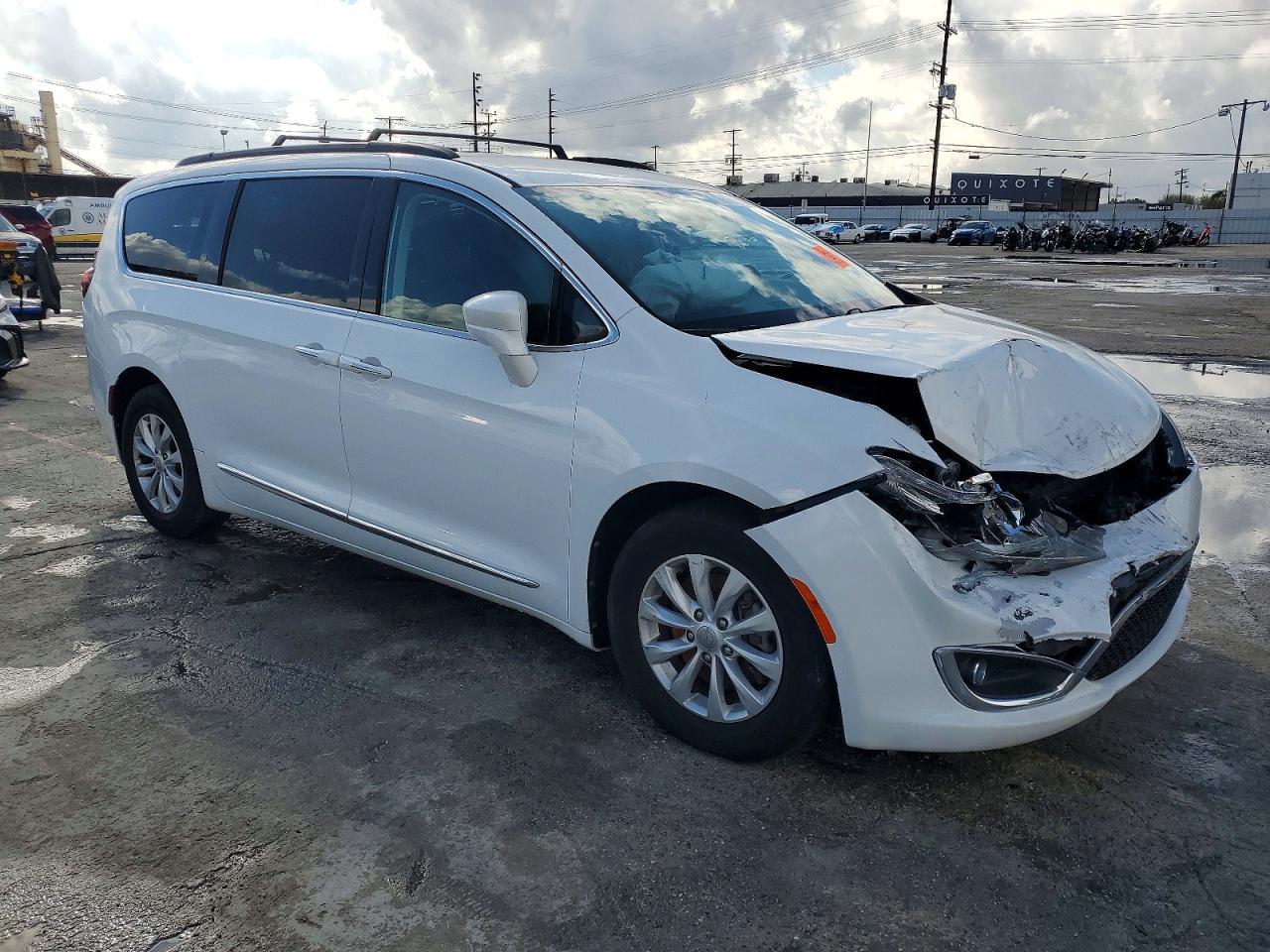2017 Chrysler Pacifica Touring L - Фото 4