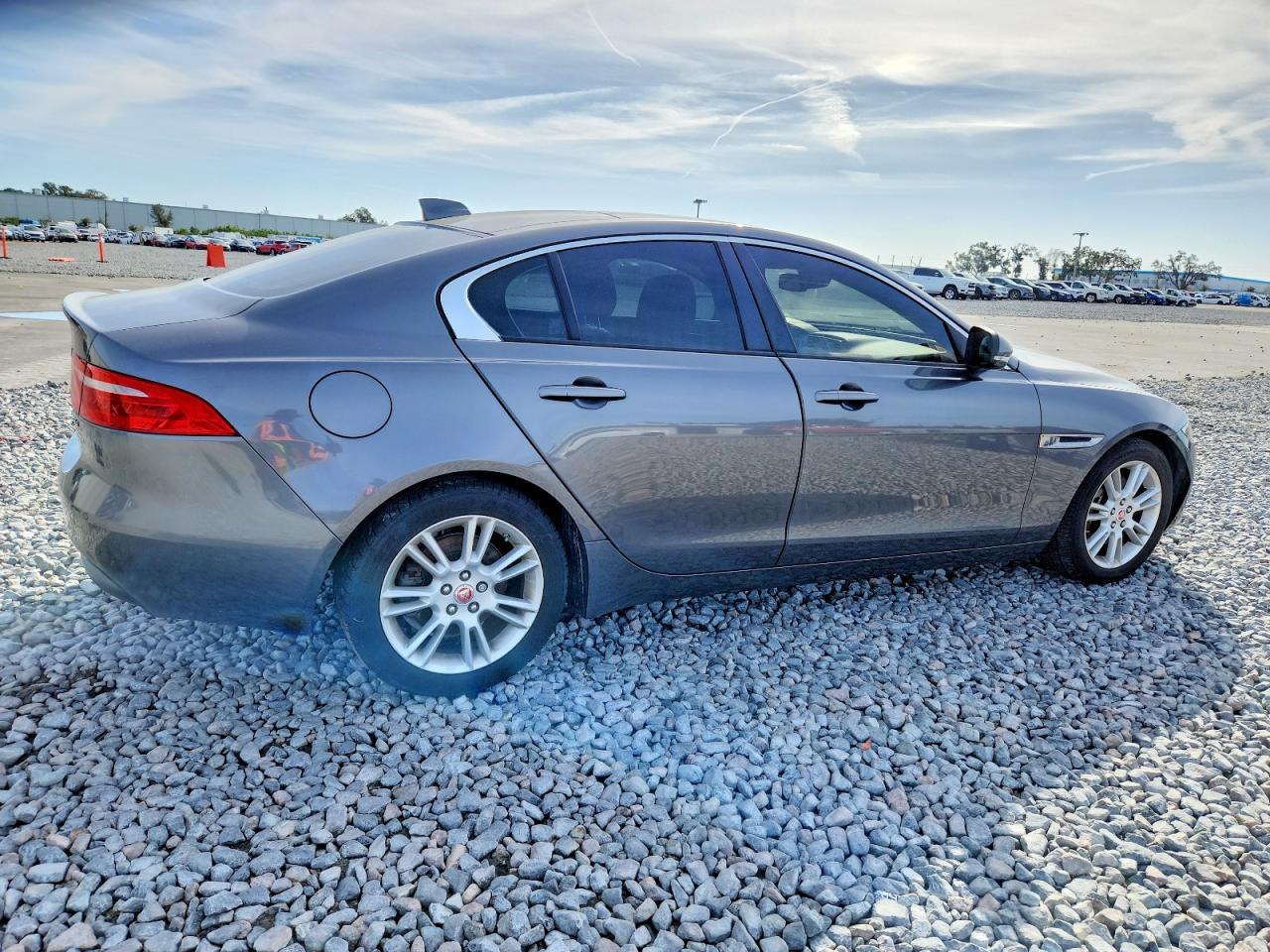 2017 Jaguar Xe Premium - Фото 3