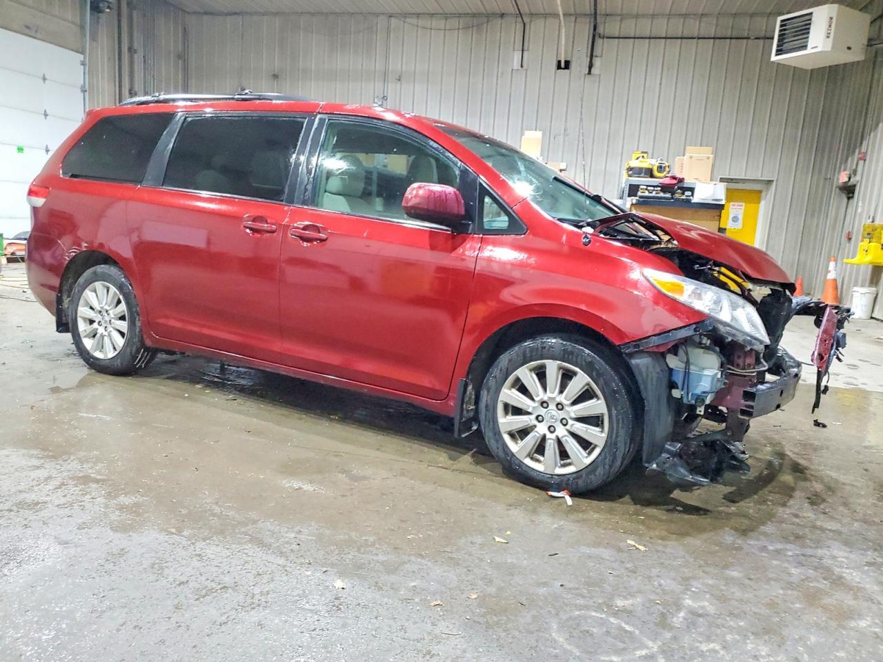 2014 Toyota Sienna Le 7-Passenger - Image 4