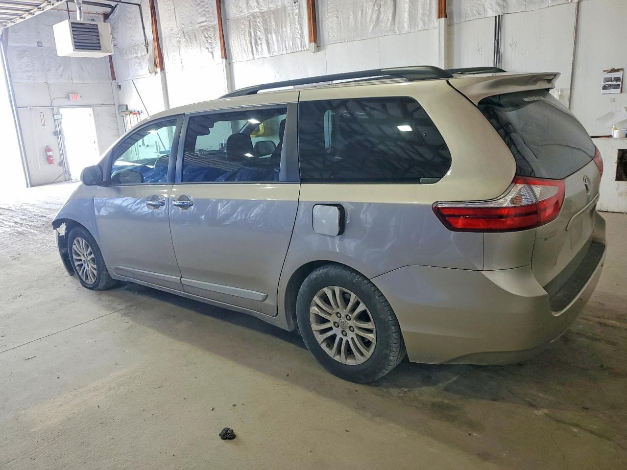 2015 Toyota Sienna Xle - Image 2