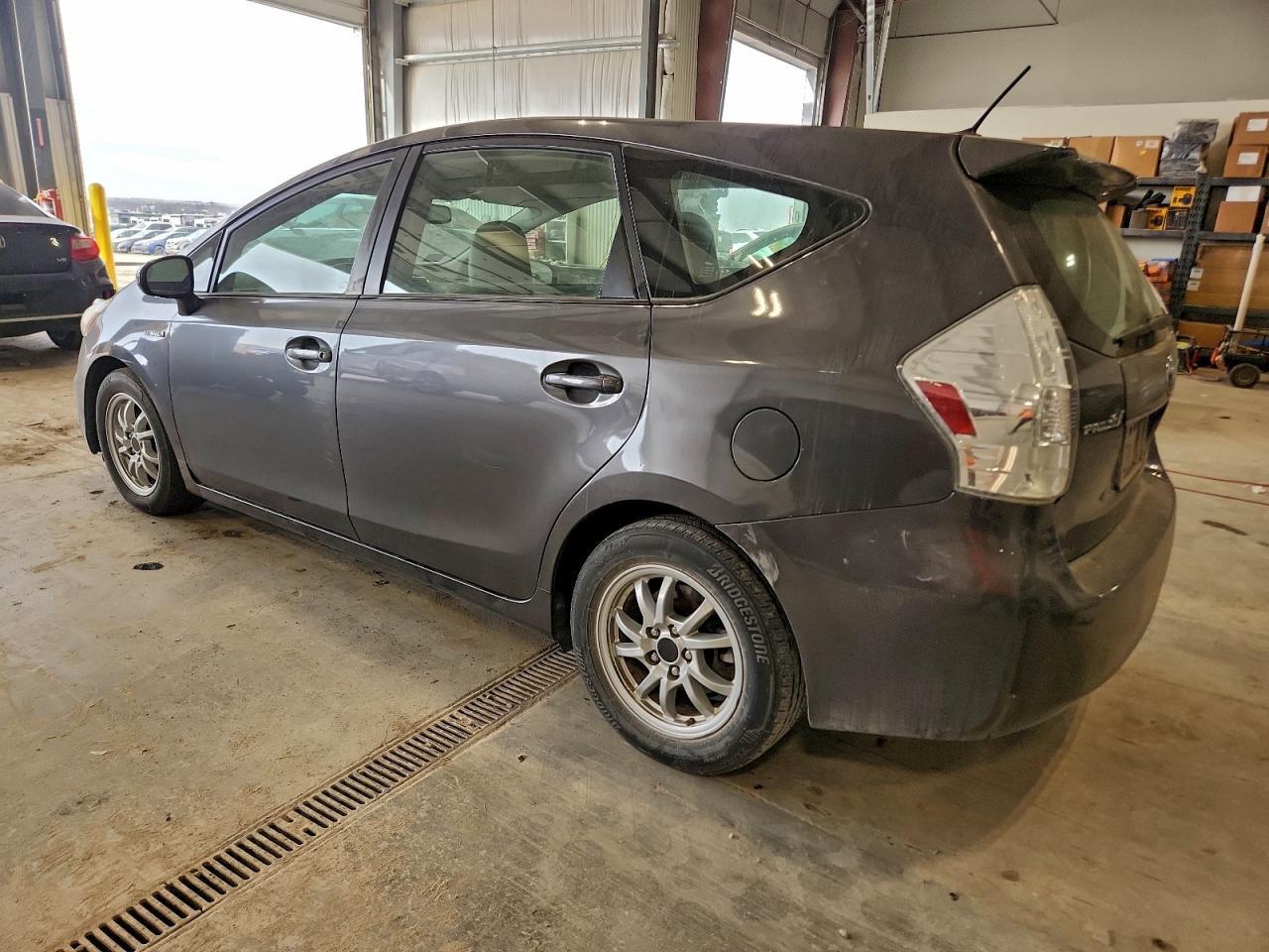 2013 Toyota Prius V - Фото 2