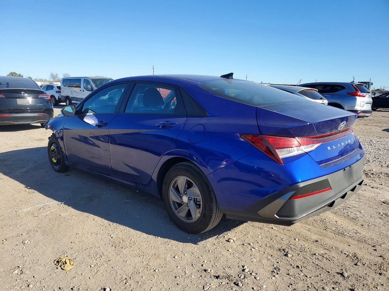 2025 Hyundai Elantra Se - Image 2