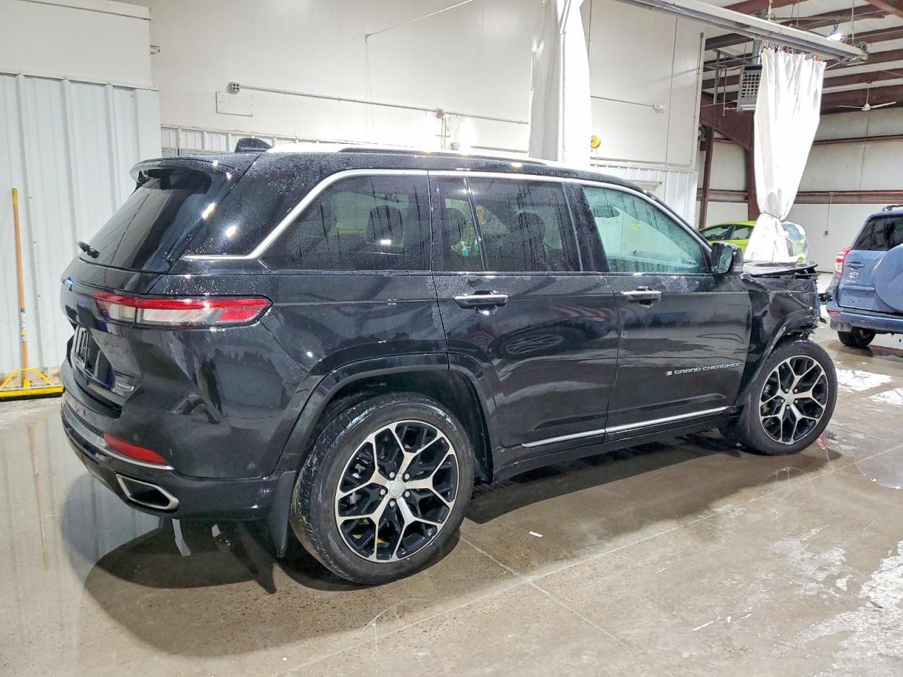 2023 Jeep Grand Cherokee Summit 4Xe - Image 3
