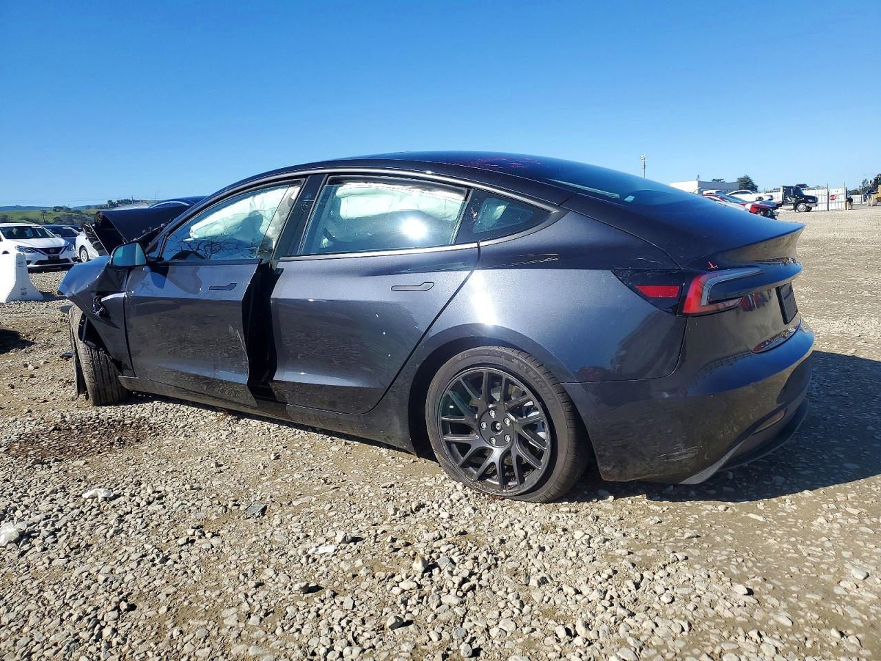 2025 Tesla Model 3 - Фото 2