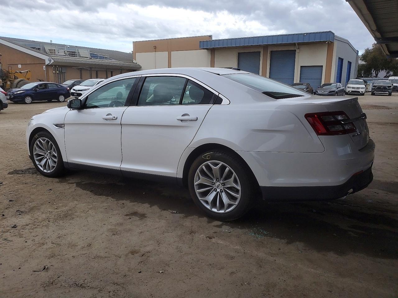 2015 Ford Taurus Limited - Image 2