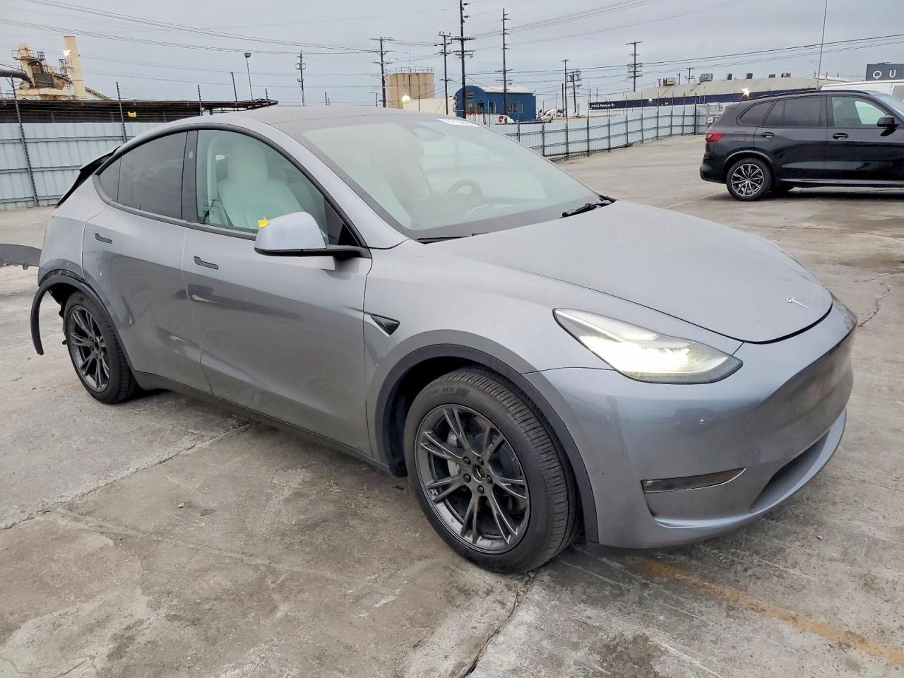2025 Tesla Model Y - Фото 4