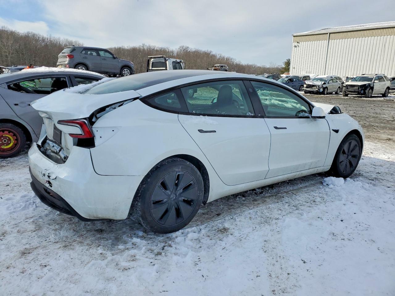 2025 Tesla Model 3 - Фото 3