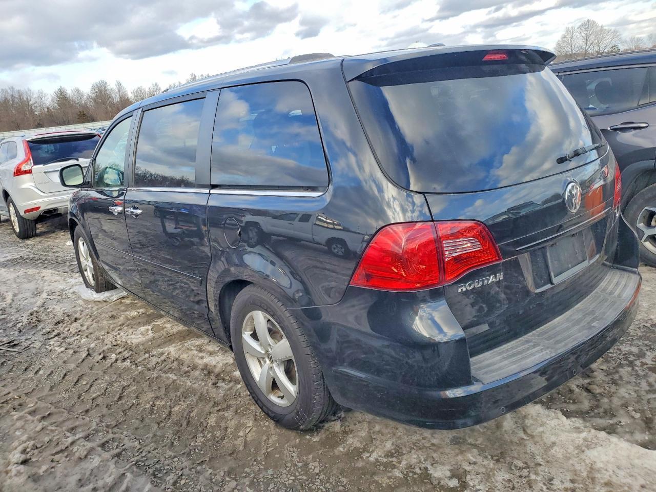 2012 Volkswagen Routan Sel Premium - Image 2