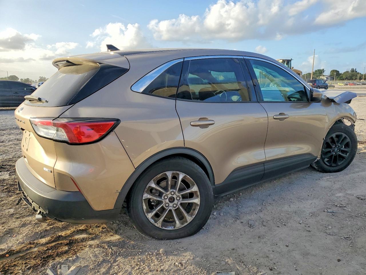2020 Ford Escape Se - Фото 3