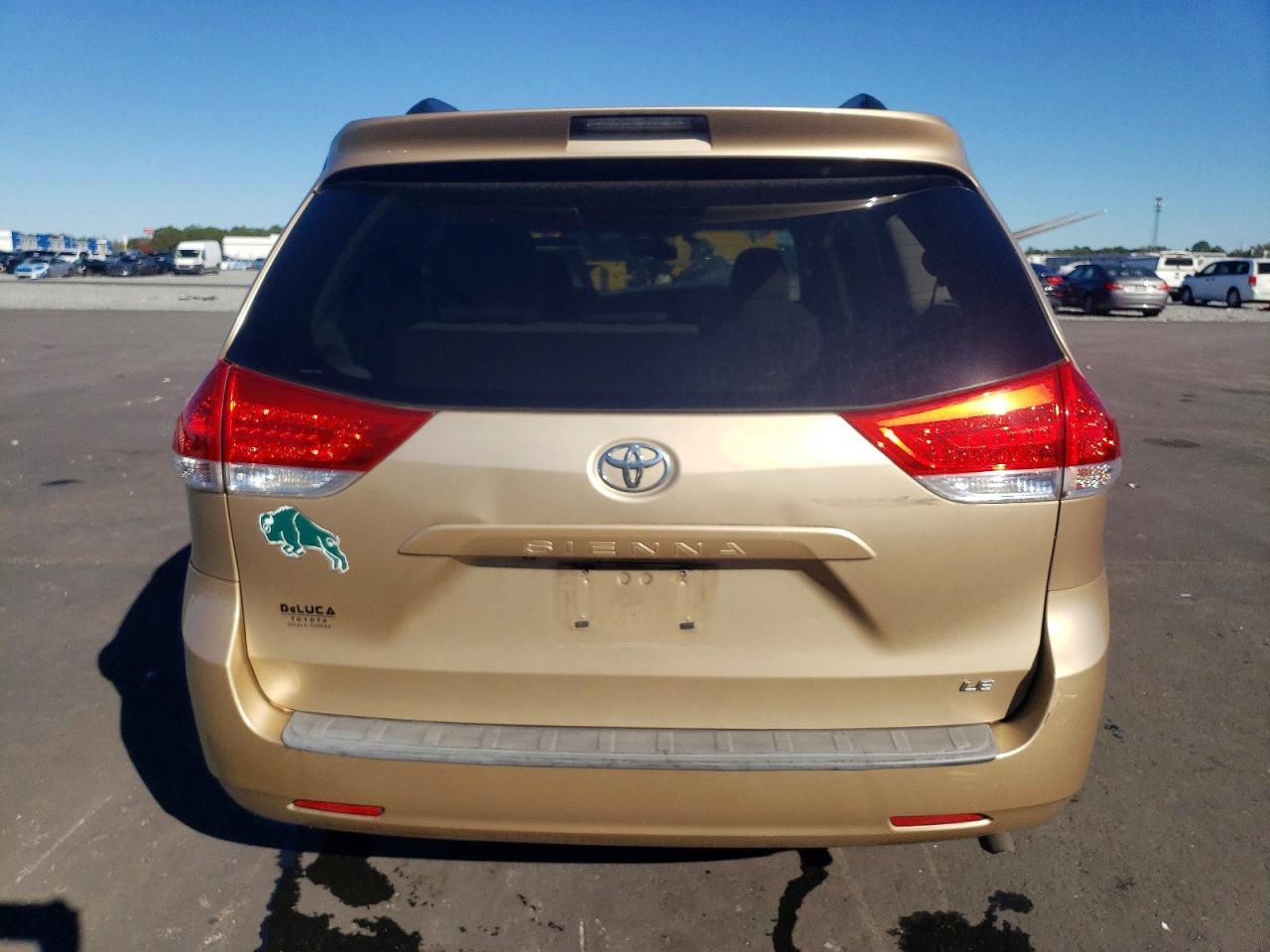 2012 Toyota Sienna Le - Image 6