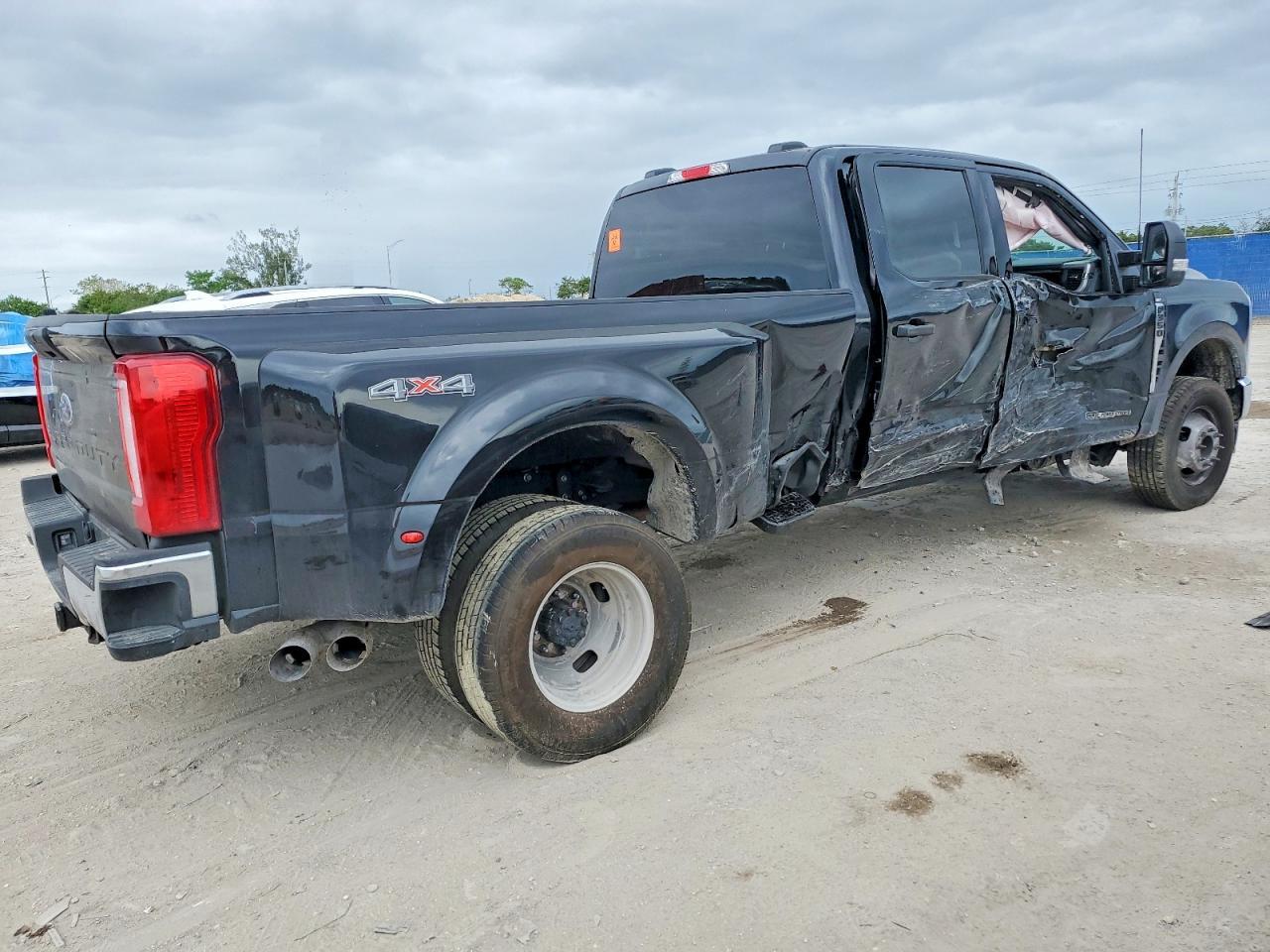2025 Ford F350 Super Duty - Фото 3