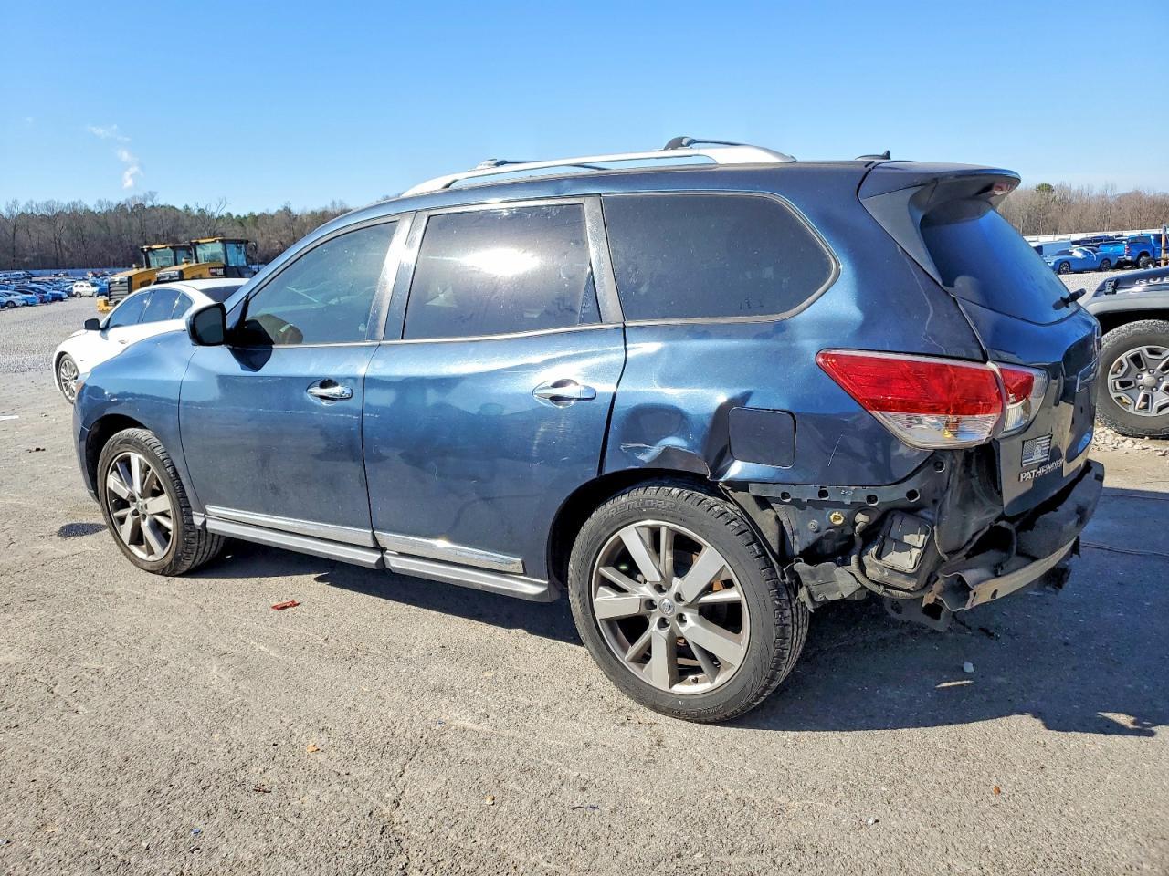 2013 Nissan Pathfinder S - Image 2