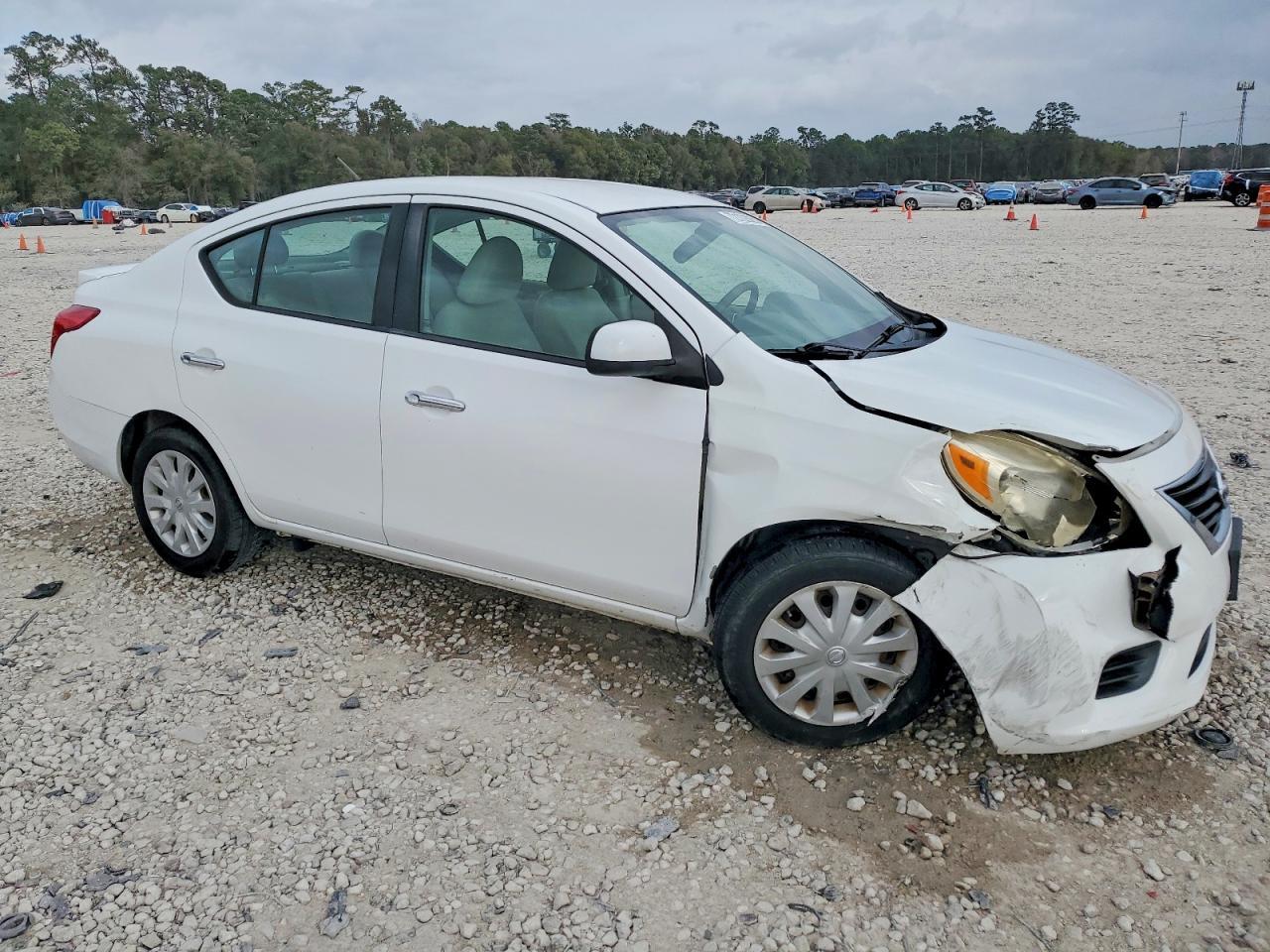 2014 Nissan Versa S - Image 4