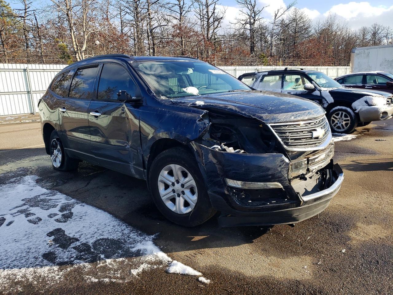 2017 Chevrolet Traverse Ls - Фото 4
