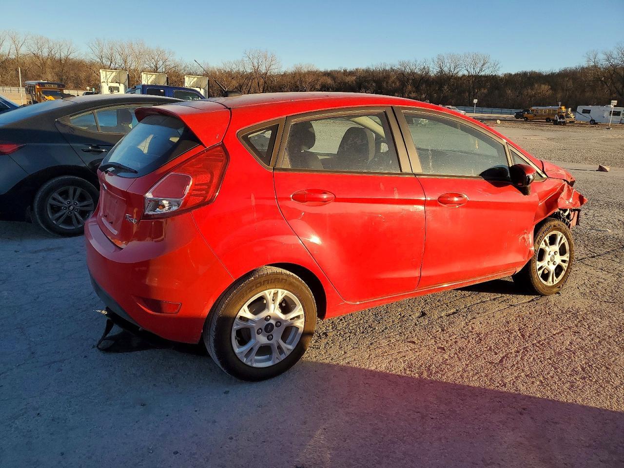 2015 Ford Fiesta Se - Фото 3