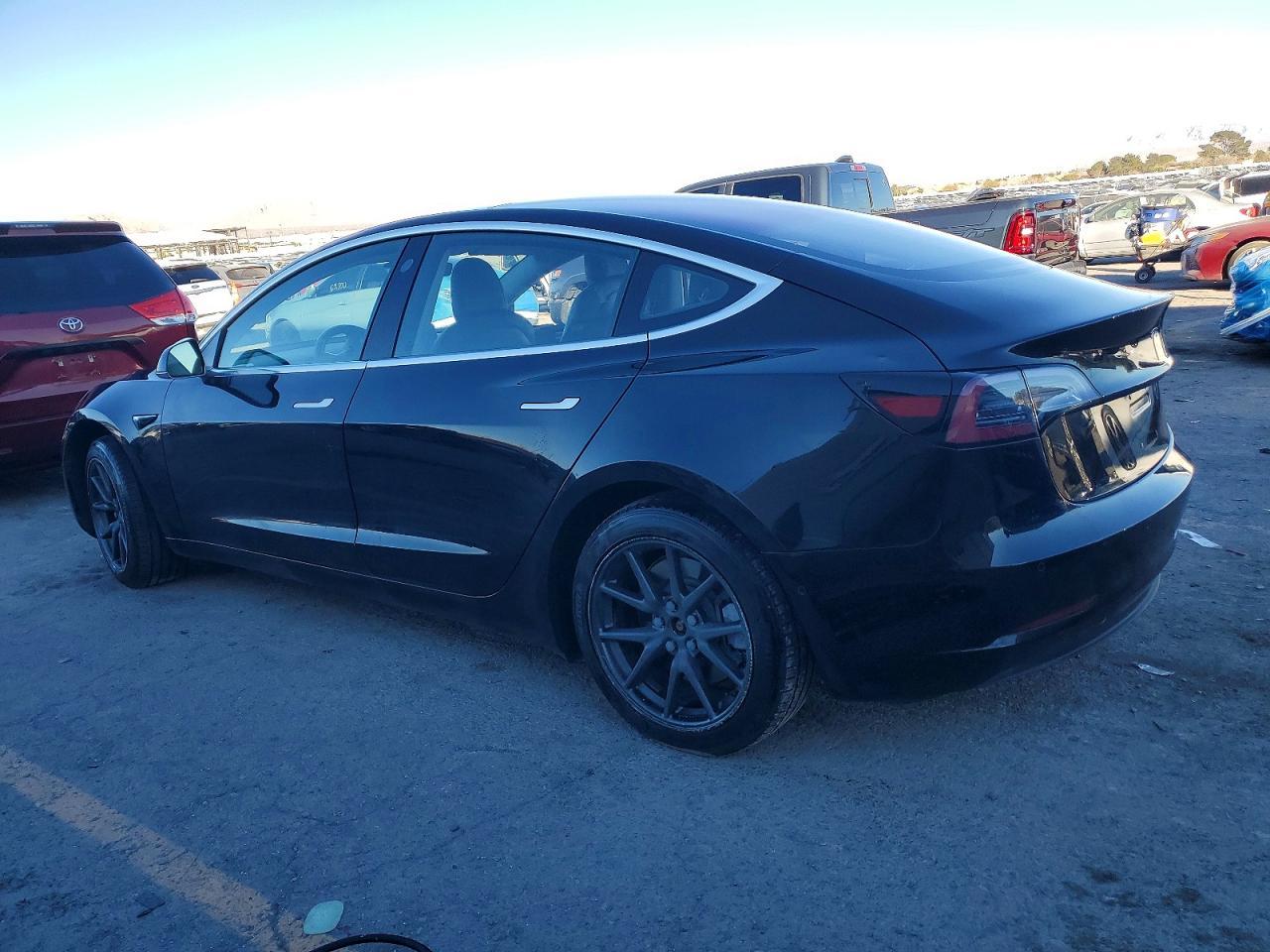 2018 Tesla Model 3 - Фото 2
