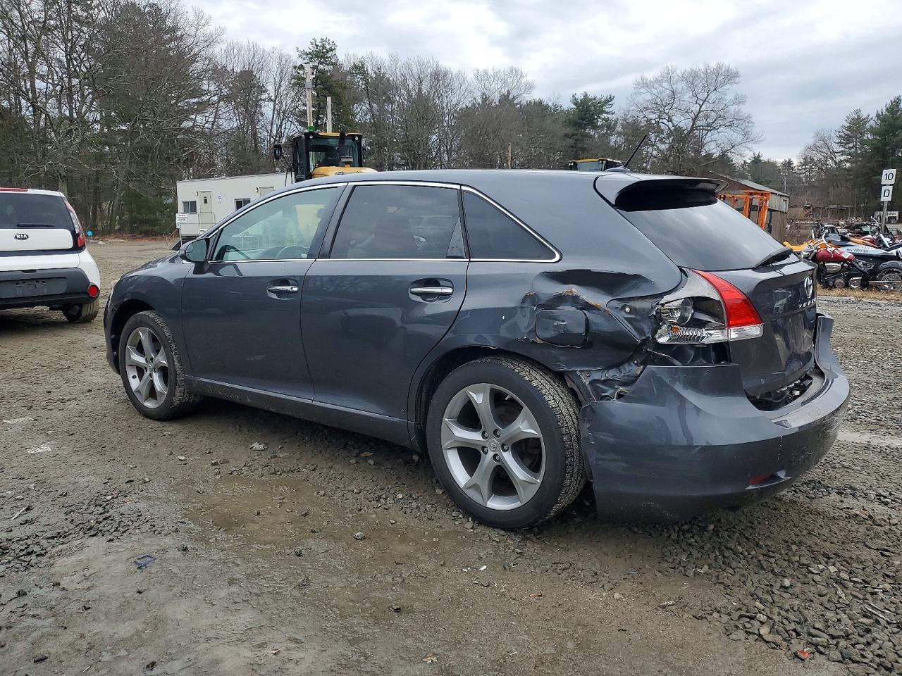 2013 Toyota Venza - Image 2