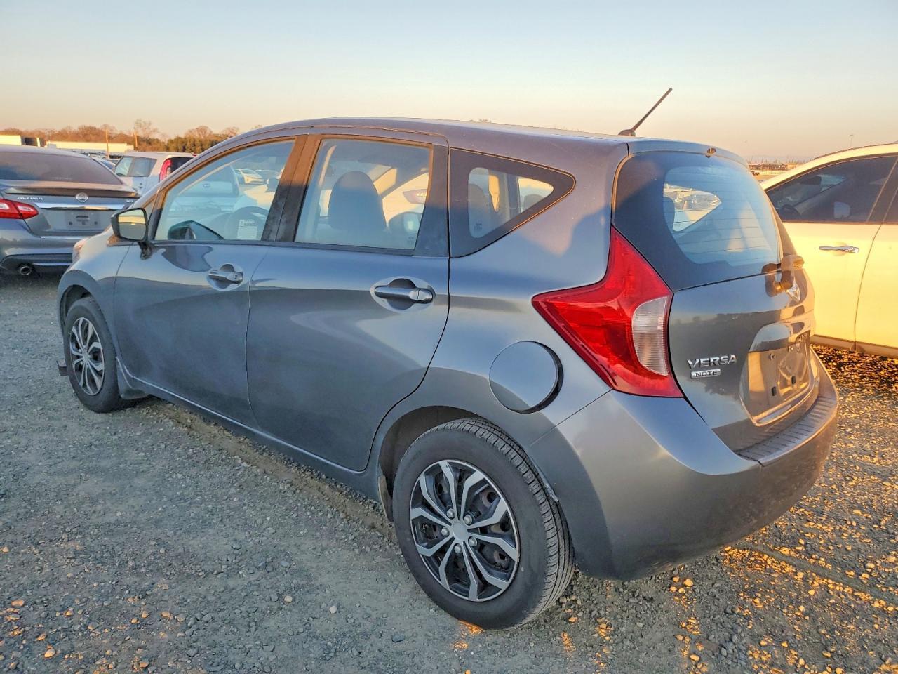 2016 Nissan Versa Note S - Фото 2