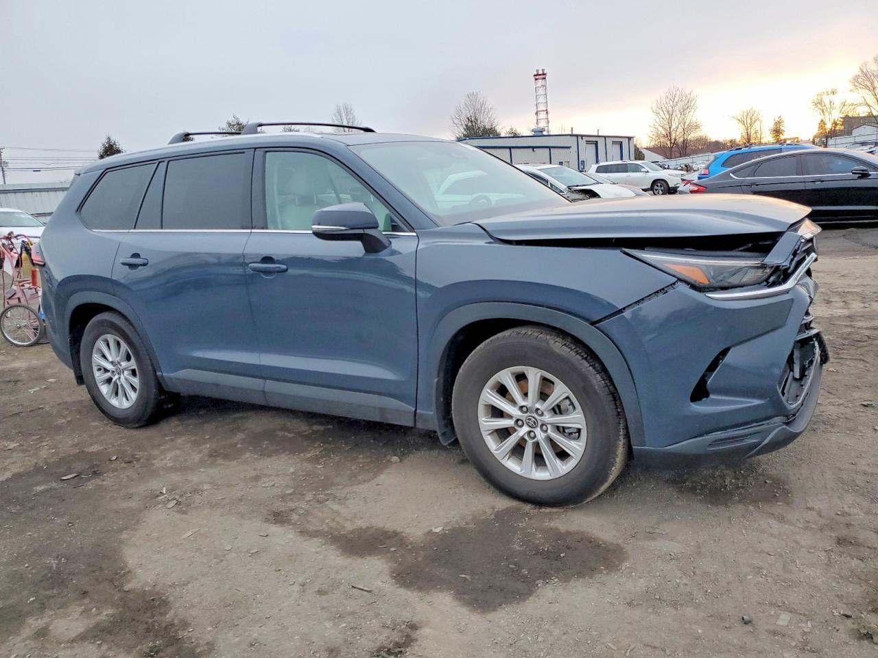 2025 Toyota Grand Highlander Le - Image 4