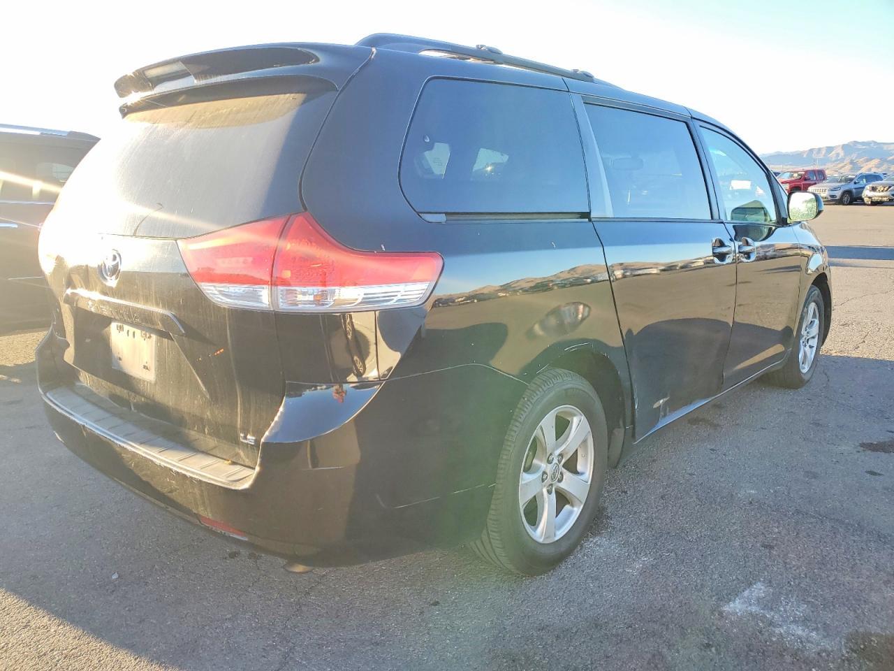 2013 Toyota Sienna Le - Image 3