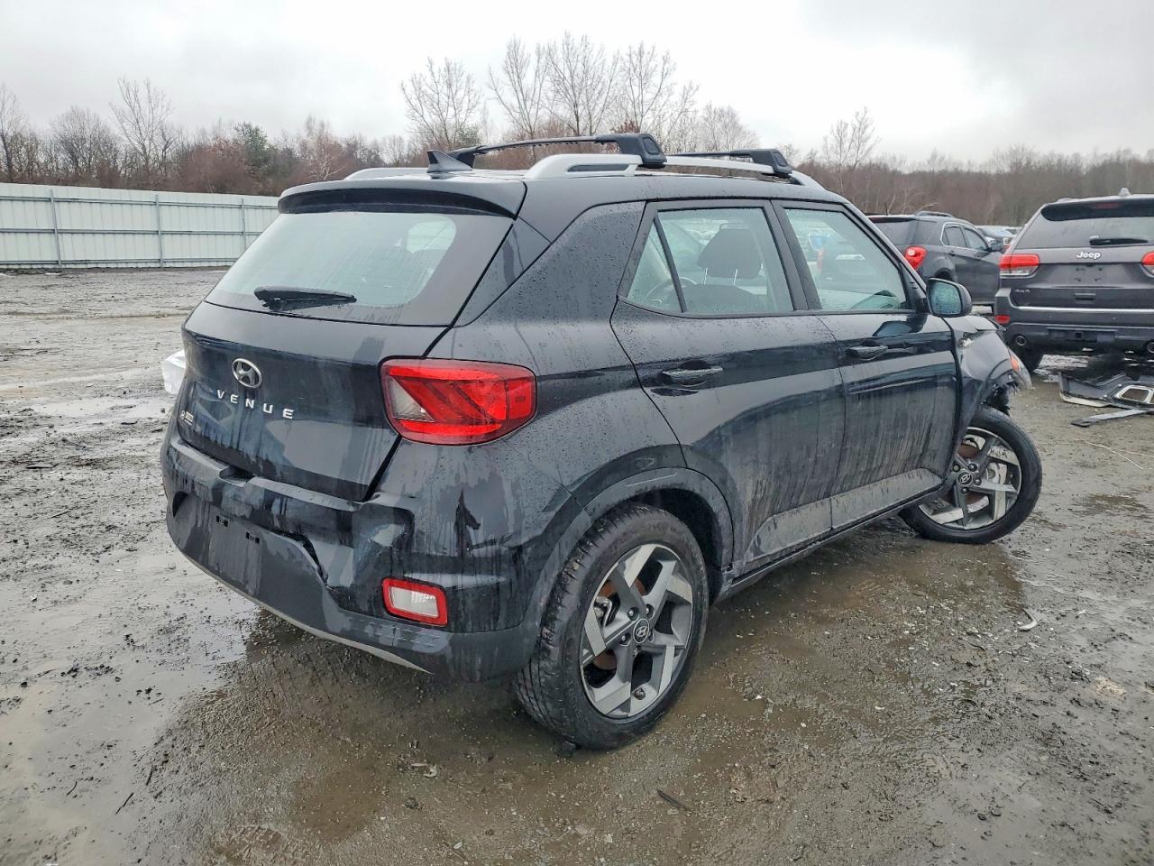 2022 Hyundai Venue Sel - Image 3