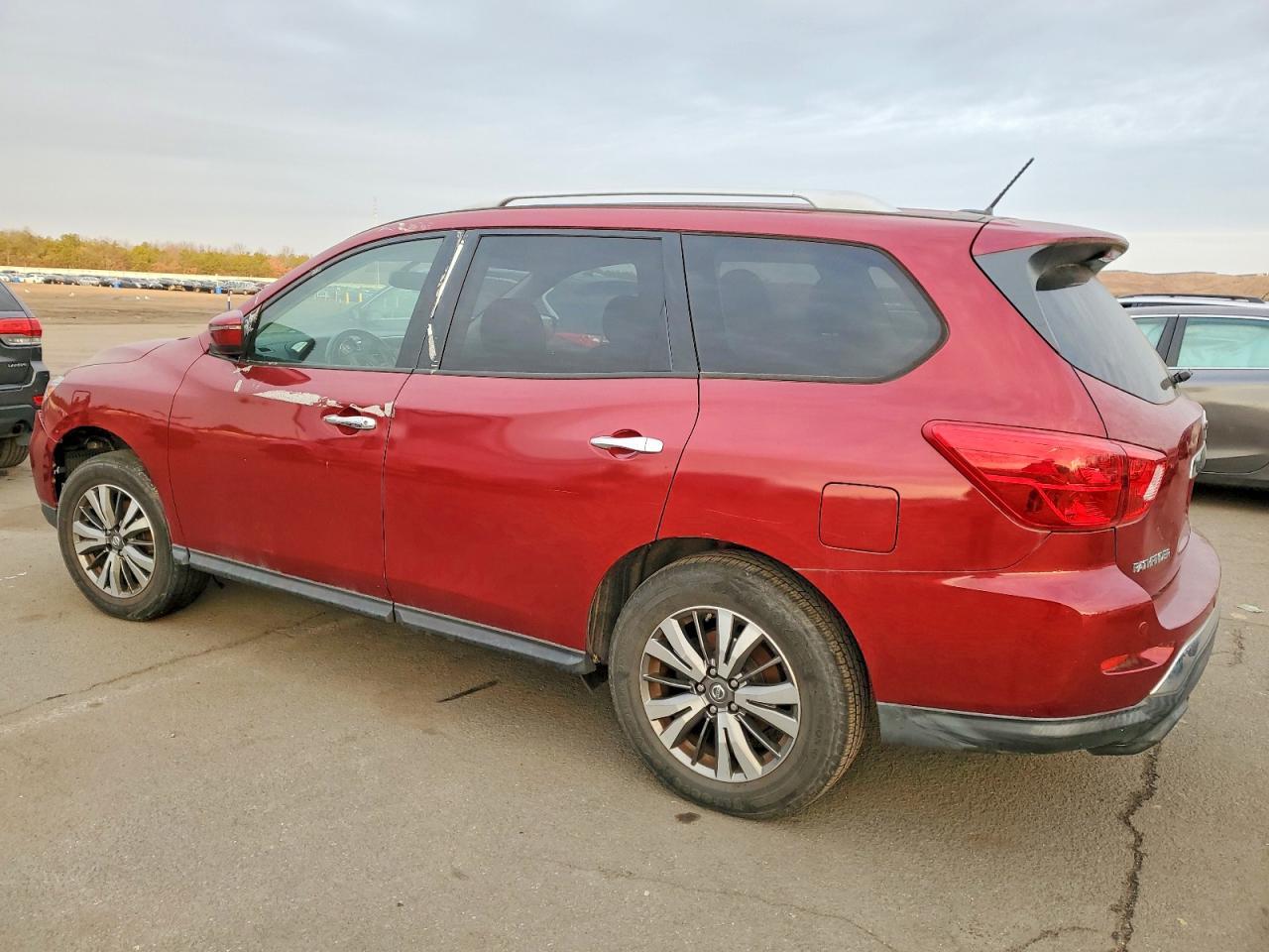 2018 Nissan Pathfinder S - Image 2