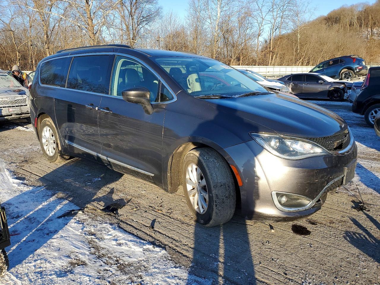 2017 Chrysler Pacifica Touring L - Image 4