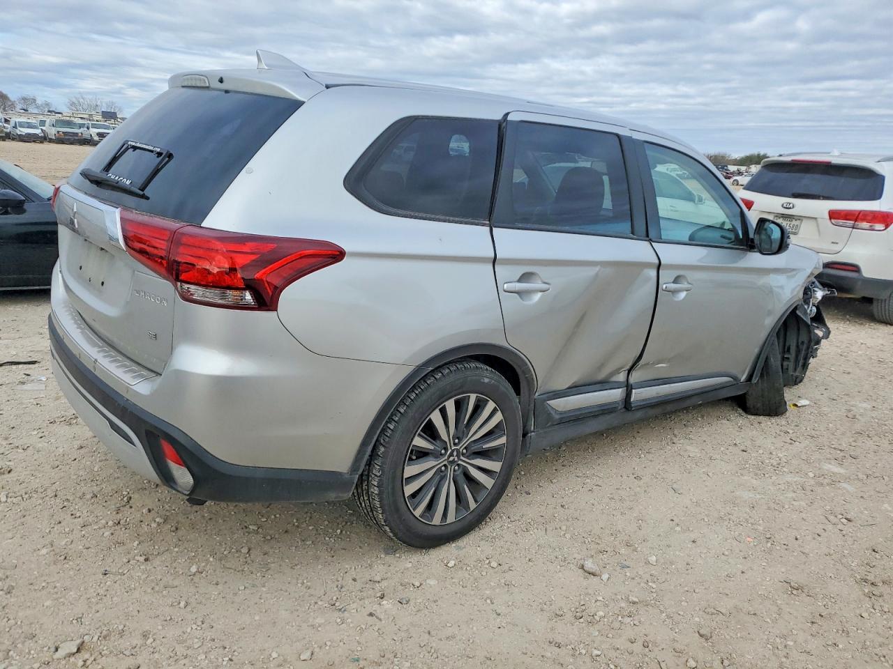 2020 Mitsubishi Outlander Se - Image 3