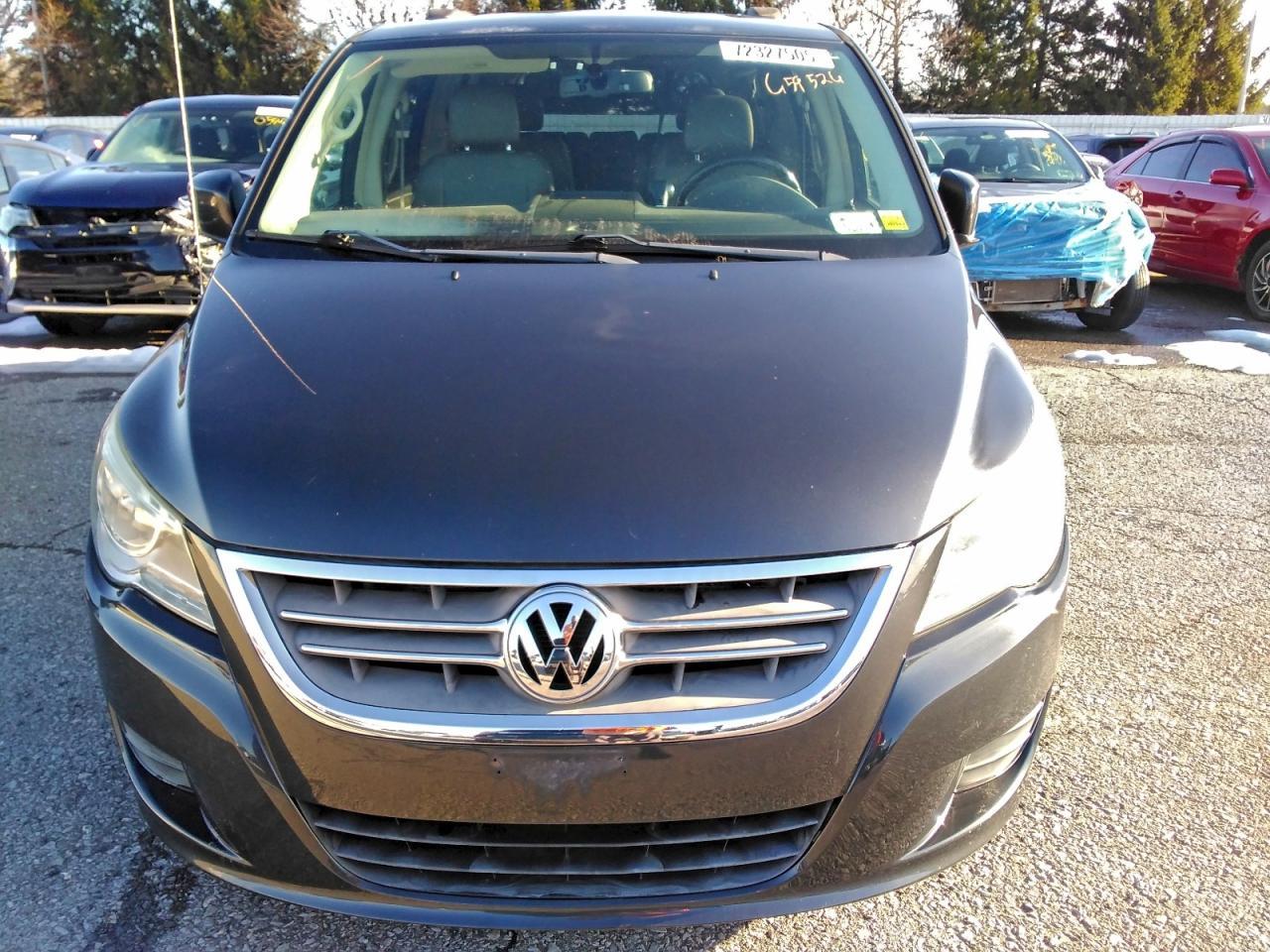 2011 Volkswagen Routan Se - Image 5