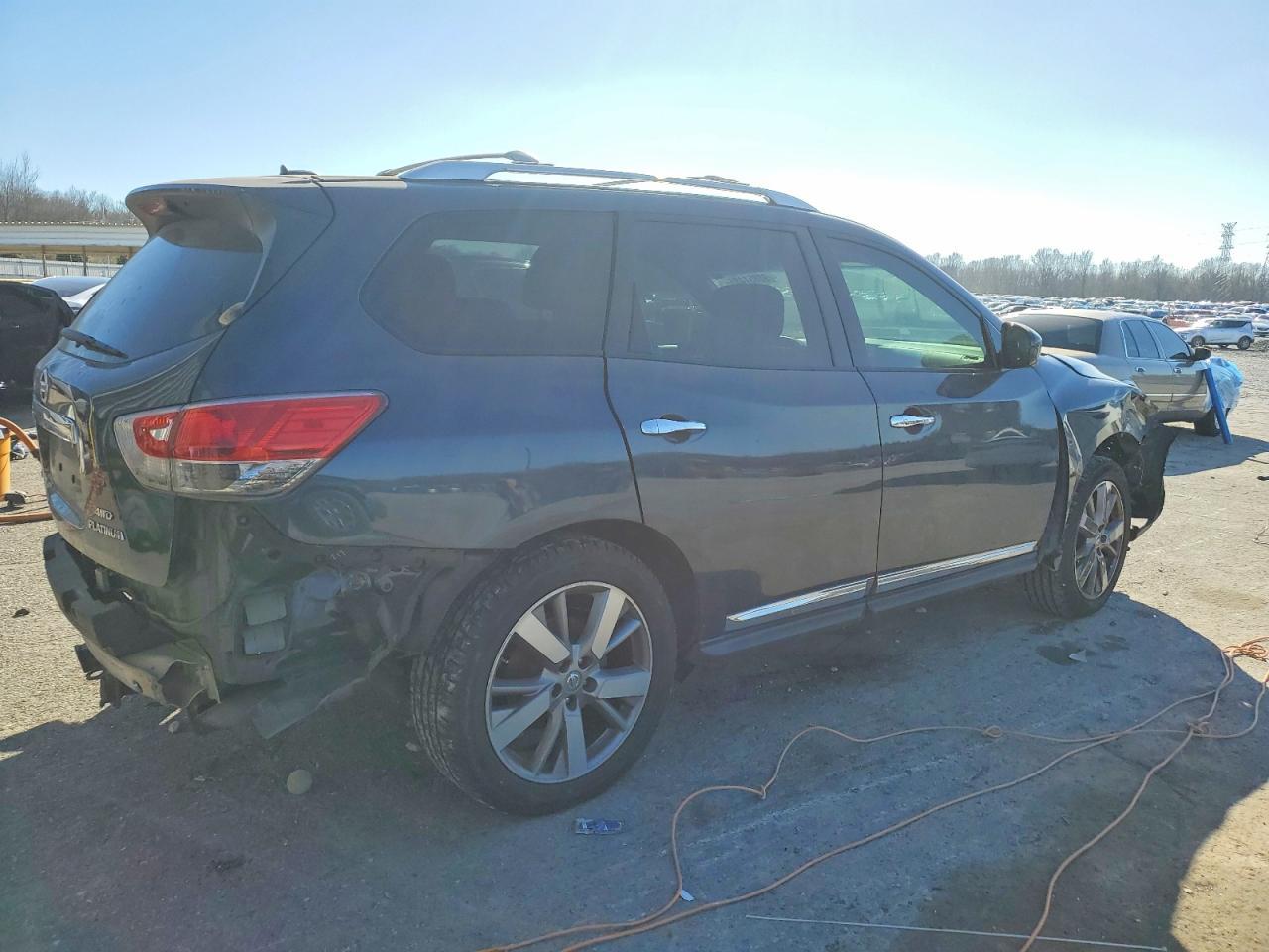 2013 Nissan Pathfinder S - Image 3