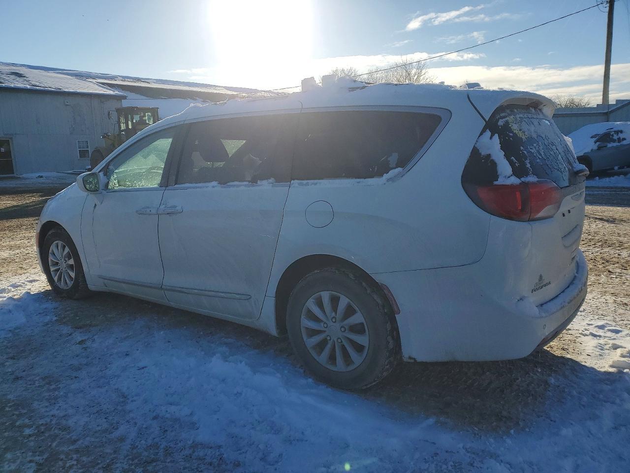 2017 Chrysler Pacifica Touring L - Фото 2