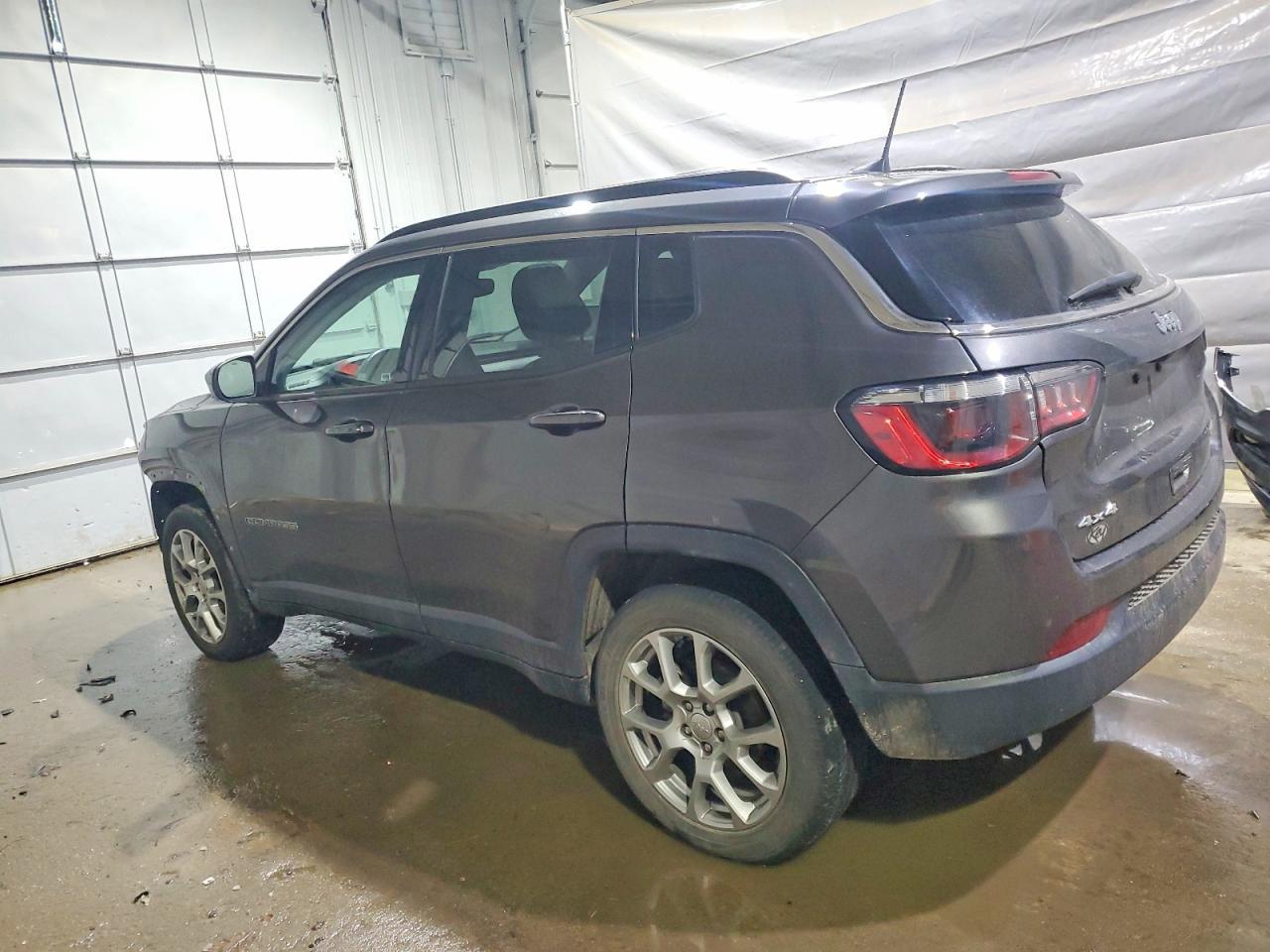 2022 Jeep Compass Latitude Lux - Image 2