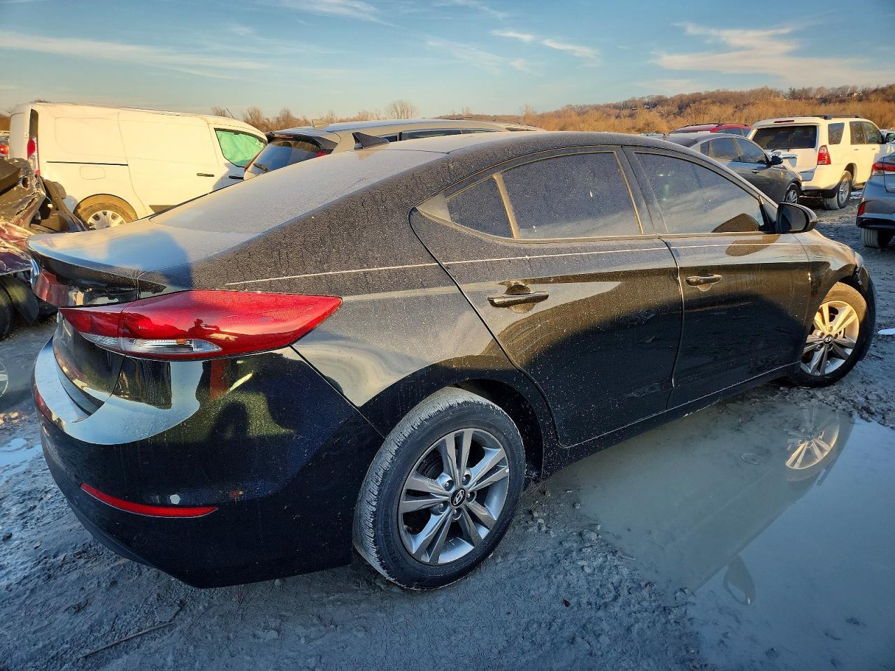 2017 Hyundai Elantra - Фото 3
