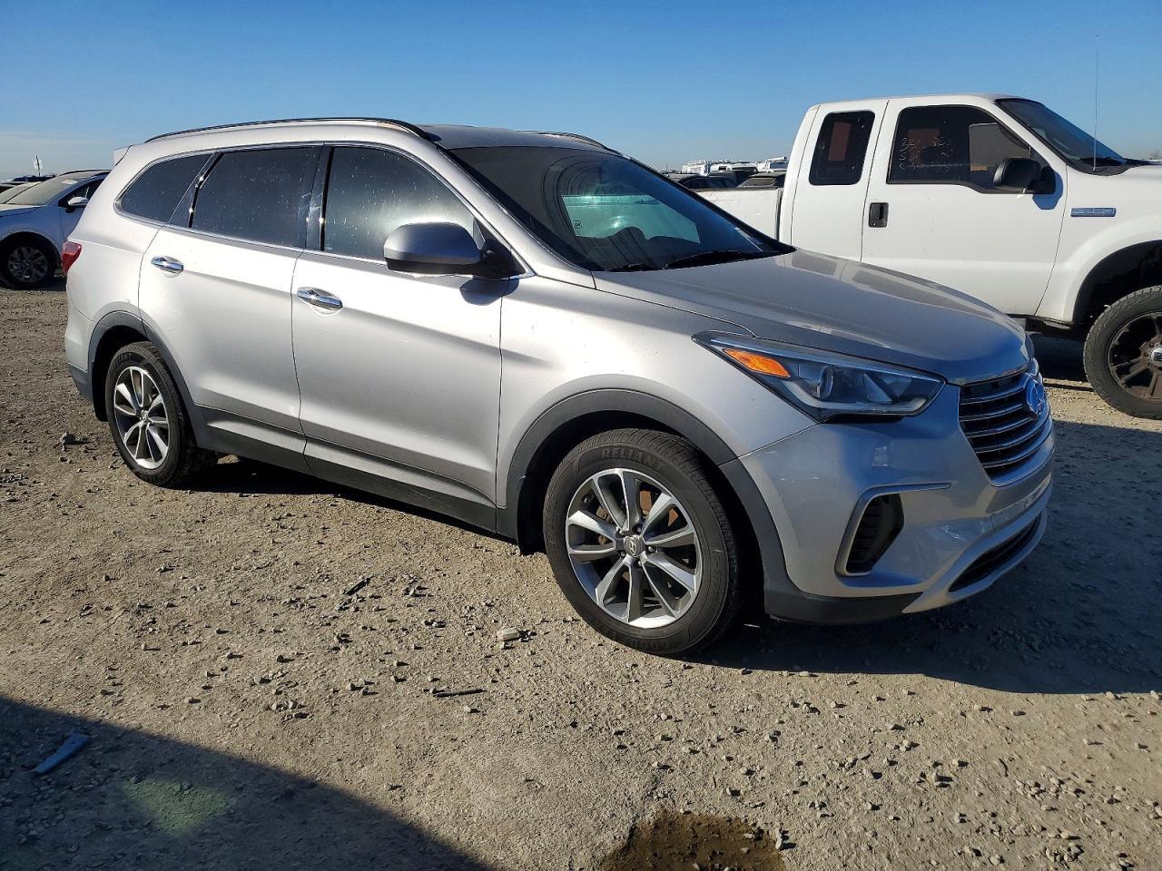 2017 Hyundai Santa Fe Se - Фото 4