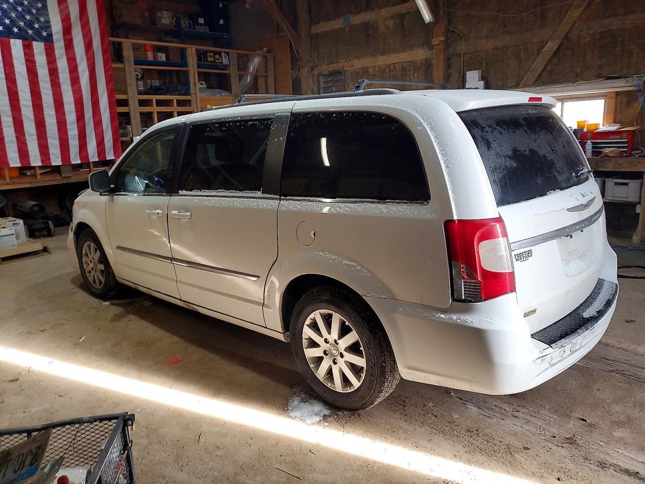 2015 Chrysler Town & Country Touring - Фото 2