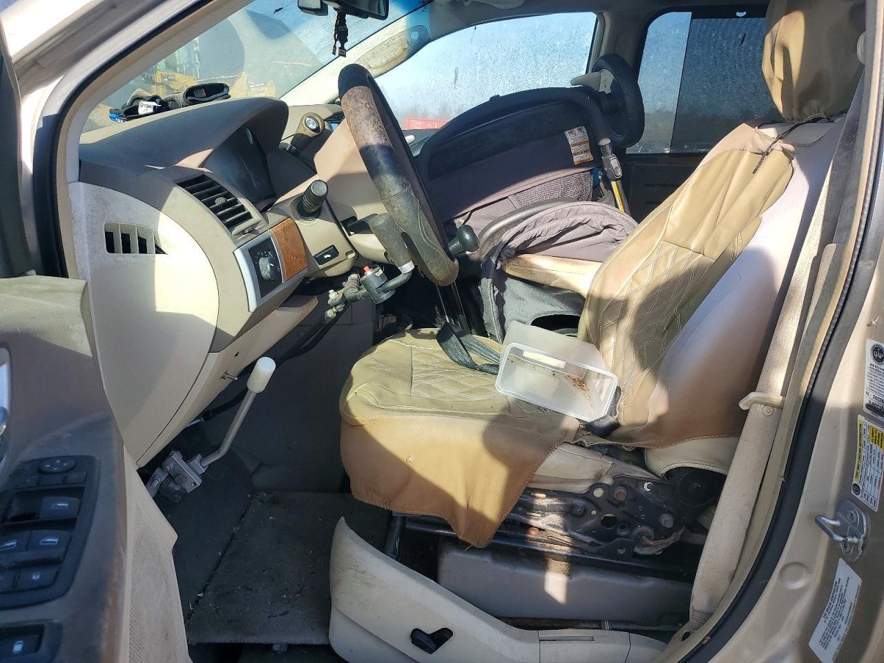 2009 Chrysler Town And C - Image 7