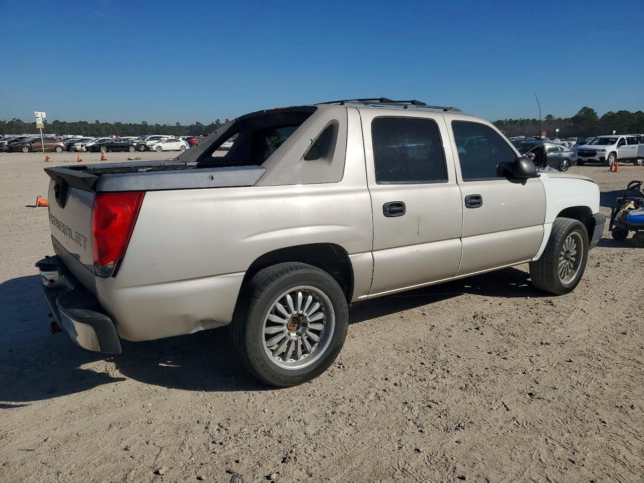 2006 Chevrolet Avalanche C1500 - Image 3