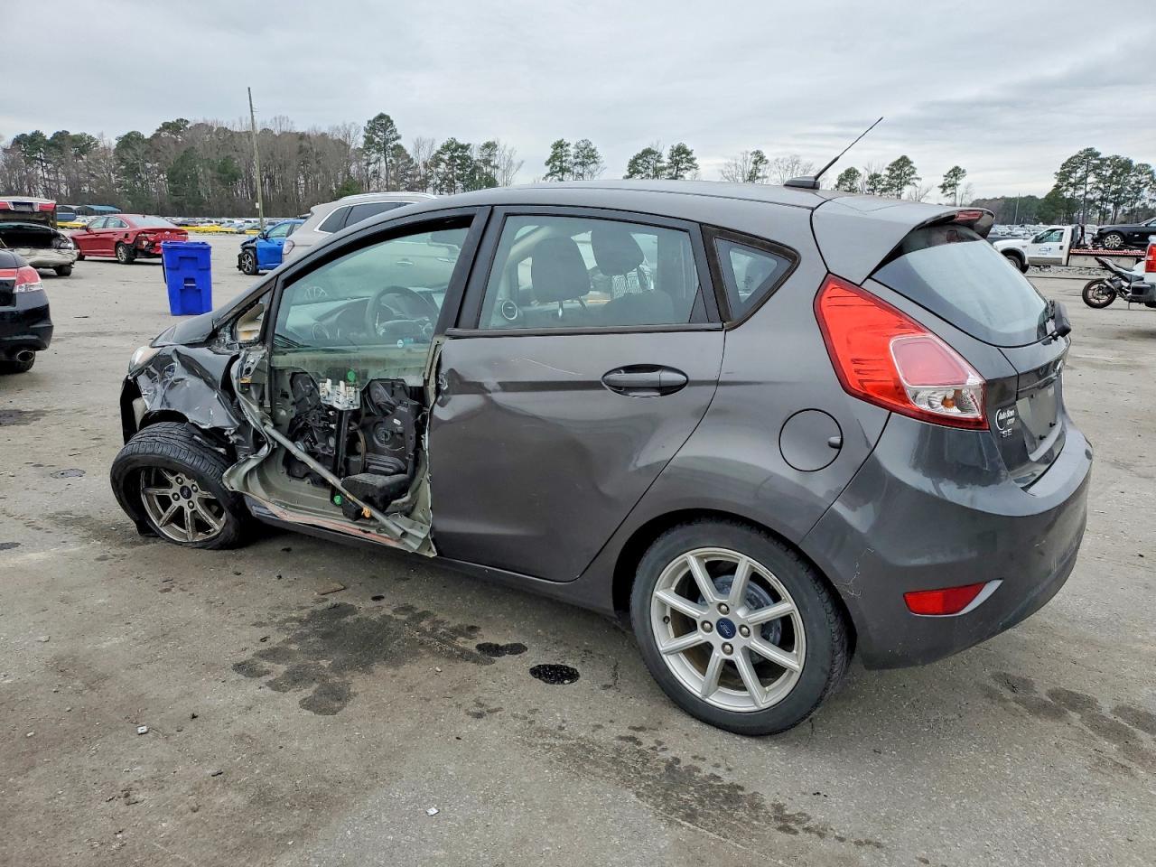 2019 Ford Fiesta Se - Image 2