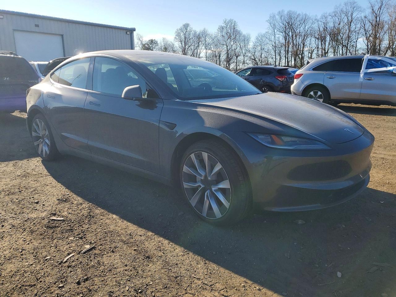 2025 Tesla Model 3 - Фото 4
