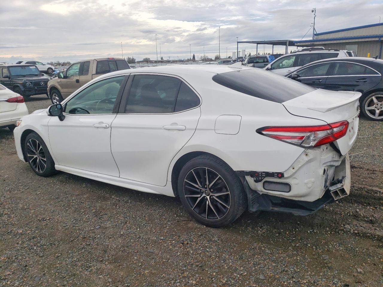 2019 Toyota Camry L - Фото 2