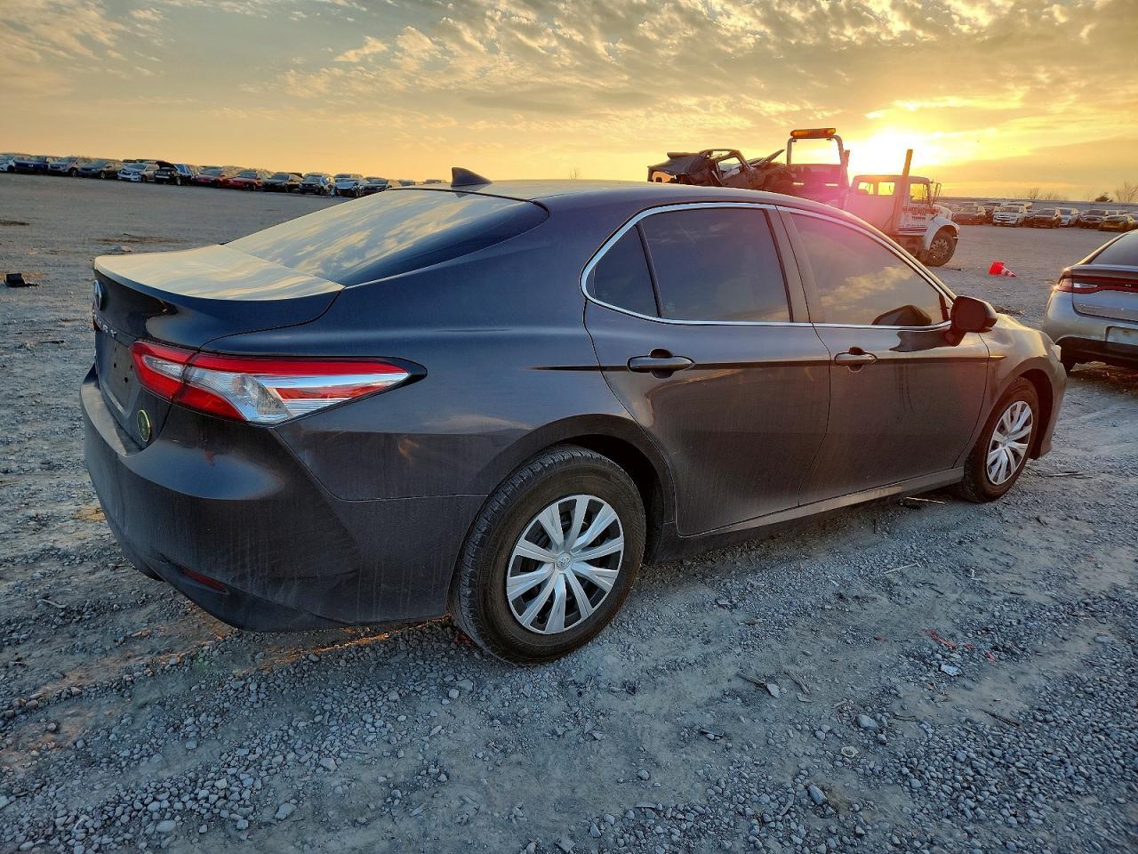 2019 Toyota Camry Le - Фото 3