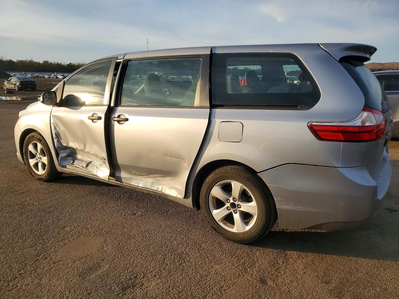 2015 Toyota Sienna - Image 2