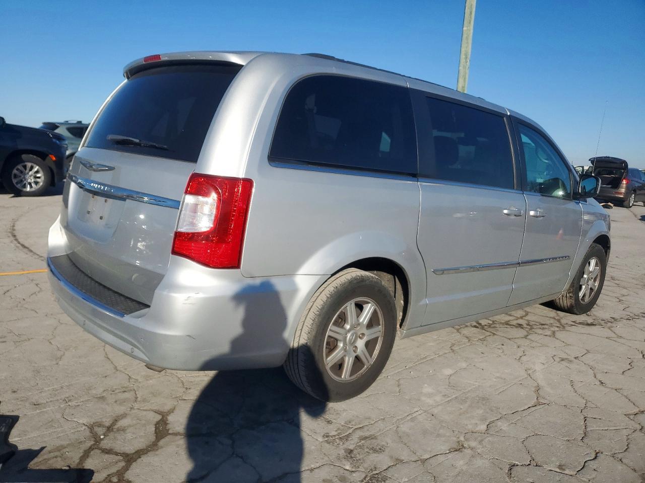 2011 Chrysler Town & Country Touring - Фото 3
