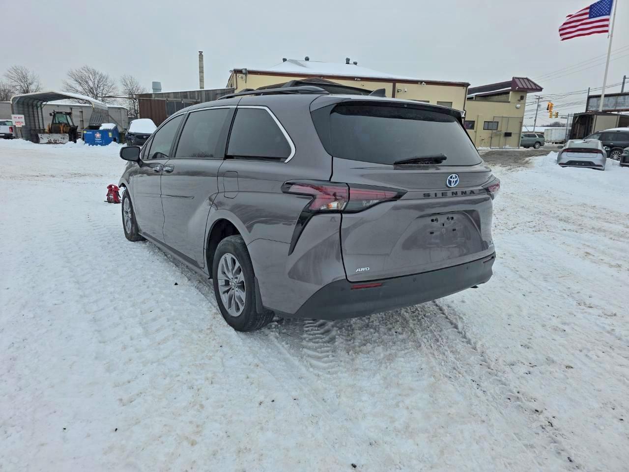 2024 Toyota Sienna Xle - Image 2