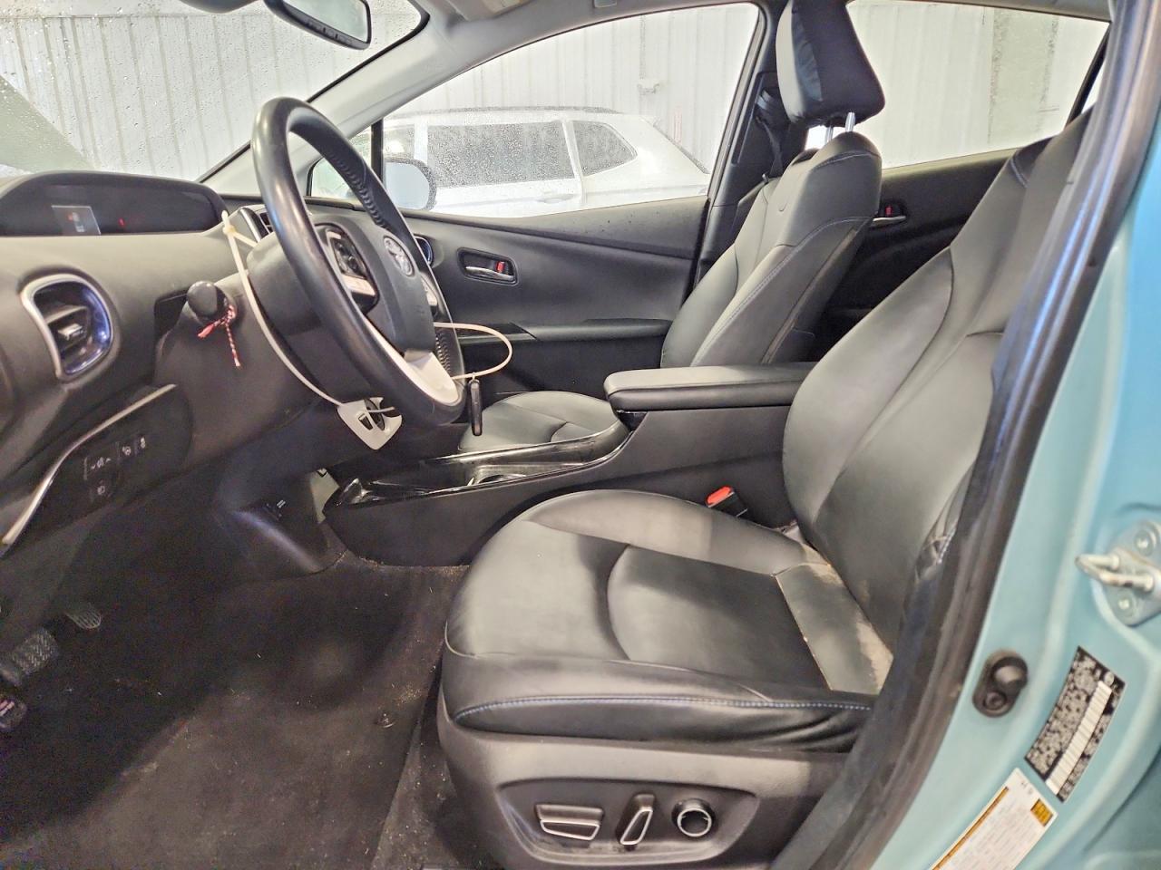 2017 Toyota Prius Four Touring - Image 7