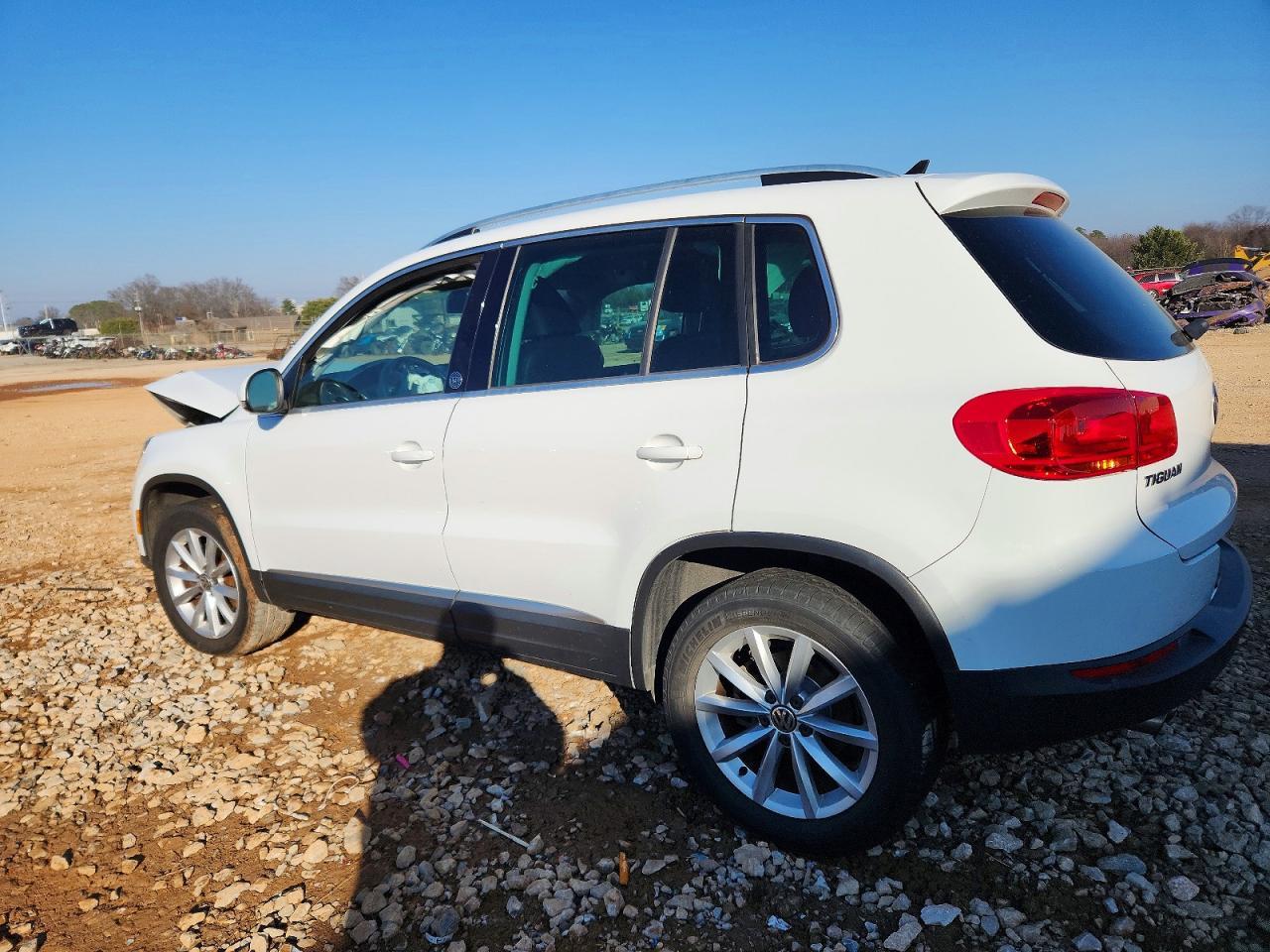 2017 Volkswagen Tiguan - Image 2