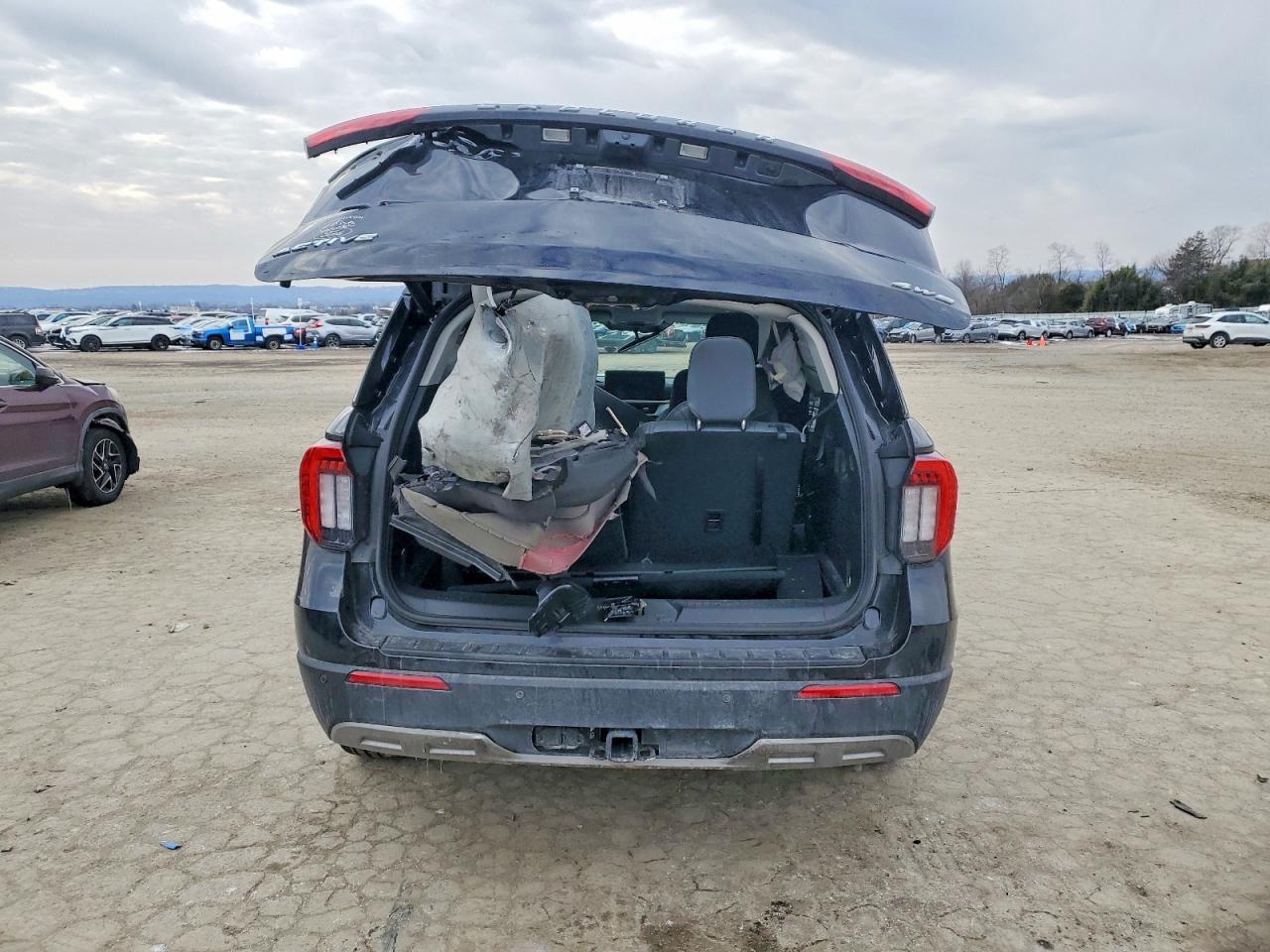 2025 Ford Explorer Active - Image 6